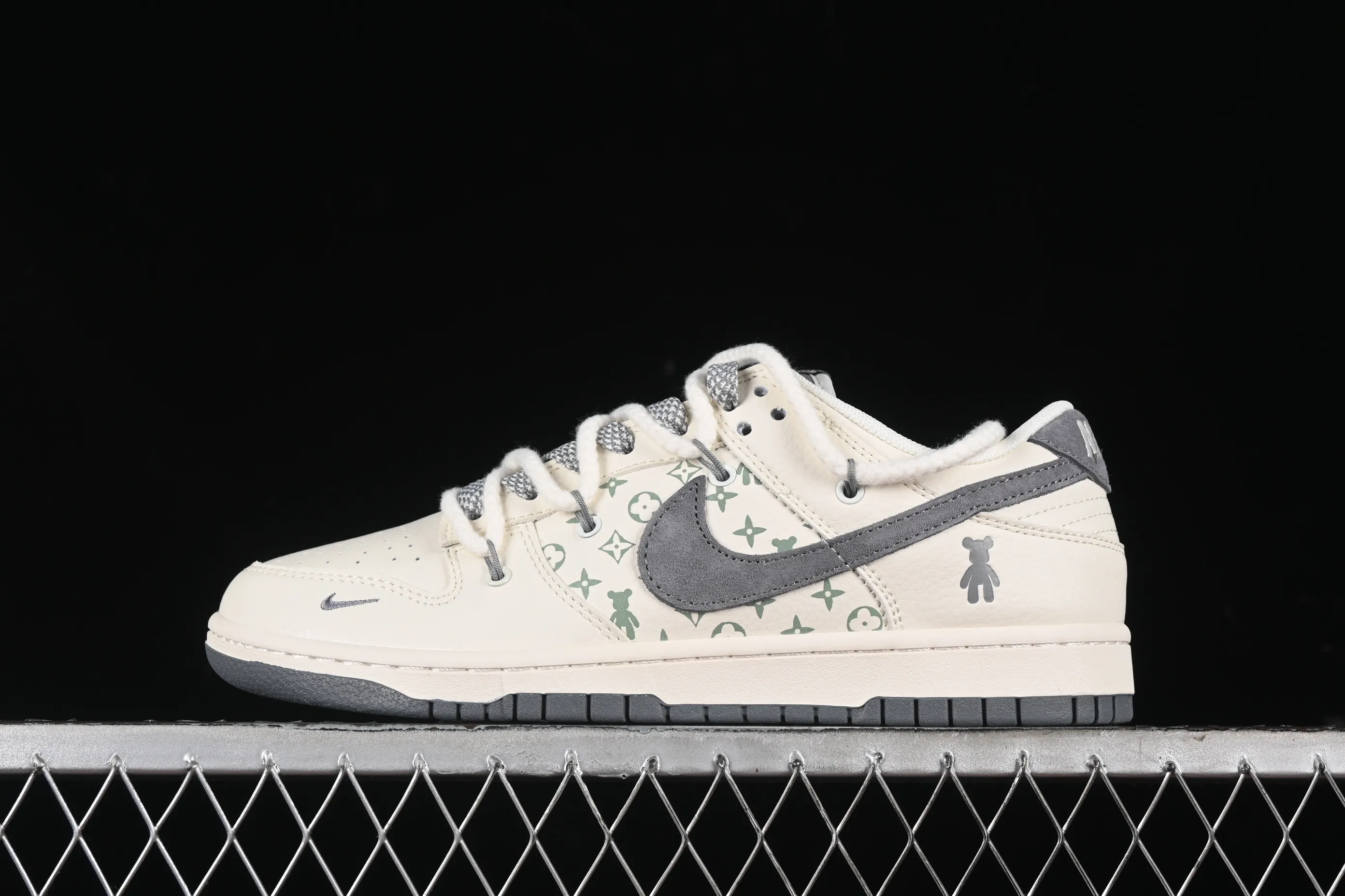 All Categories Nk SB Dunk Series Nk SB Dunk Low High-end Customized Low-top Sneakers Nk SB Dunk Low Violent Bear Series-Strap Beige Gray Hook Anniversary High-end Customized Low-top Casual Sneakers SJ2068-289